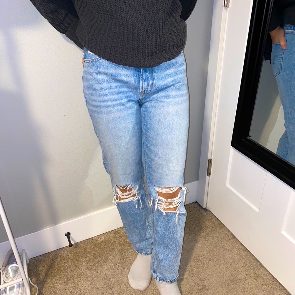 American Eagle Light-wash Mom Jean